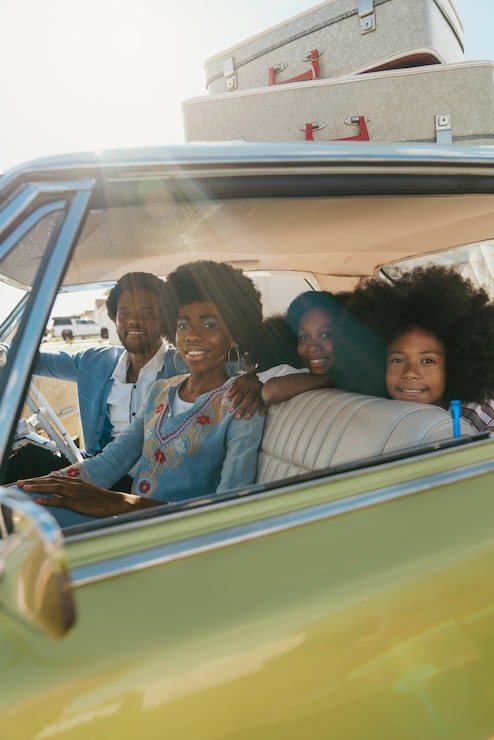 Famiglia moderna in stile retrò