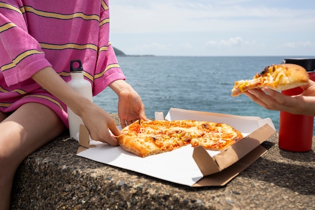 Menschen genießen einen Pizza-Snack im Freien