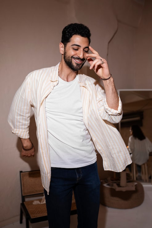 Eine Person tanzt Salsa während eines beiläufigen Treffens