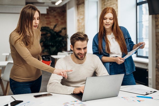 सहकर्मी एक व्यापार बैठक कर रहे हैं