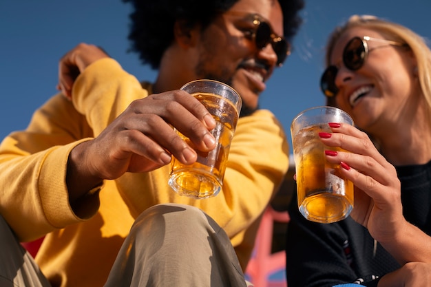 Mensen die genieten van guarana drinken buitenshuis